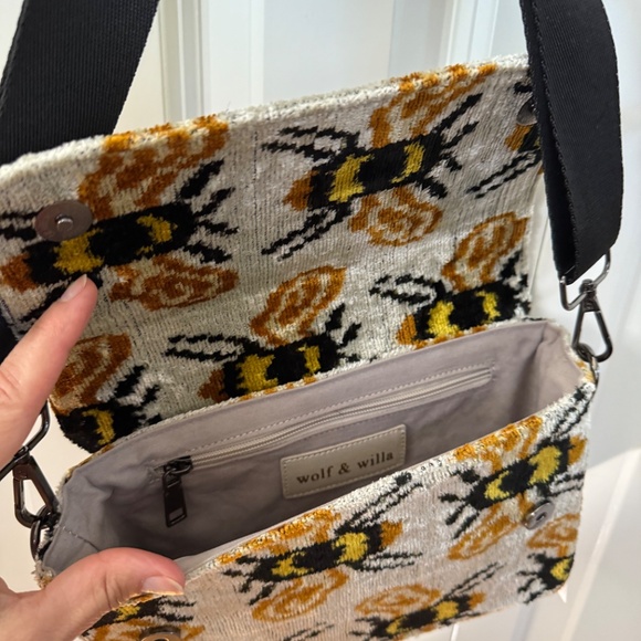 NWT Unique Wolf & Willa Upholstery Bumble Bee Adjustable Crossbody Bag Purse - Picture 2 of 6